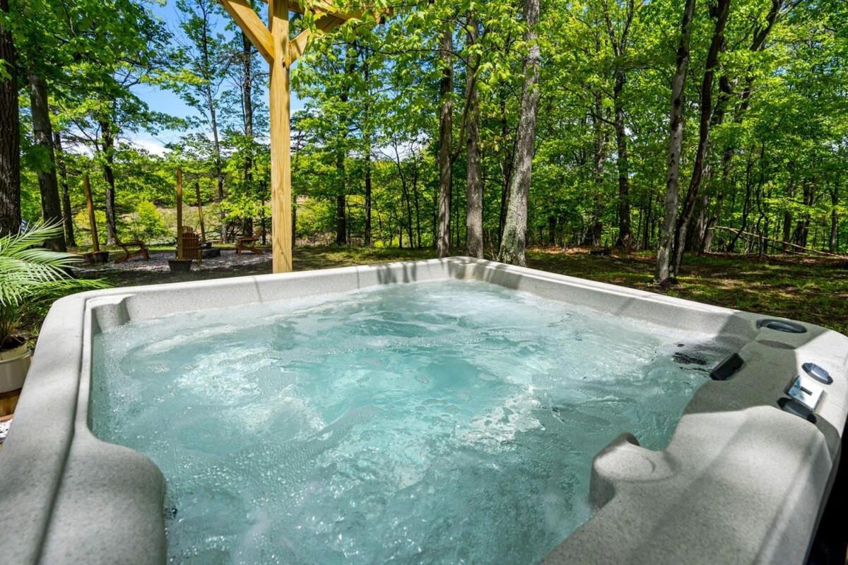 Modernized Log Cabin W Hot Tub Fire Pit & Views Berkeley Springs Kültér fotó