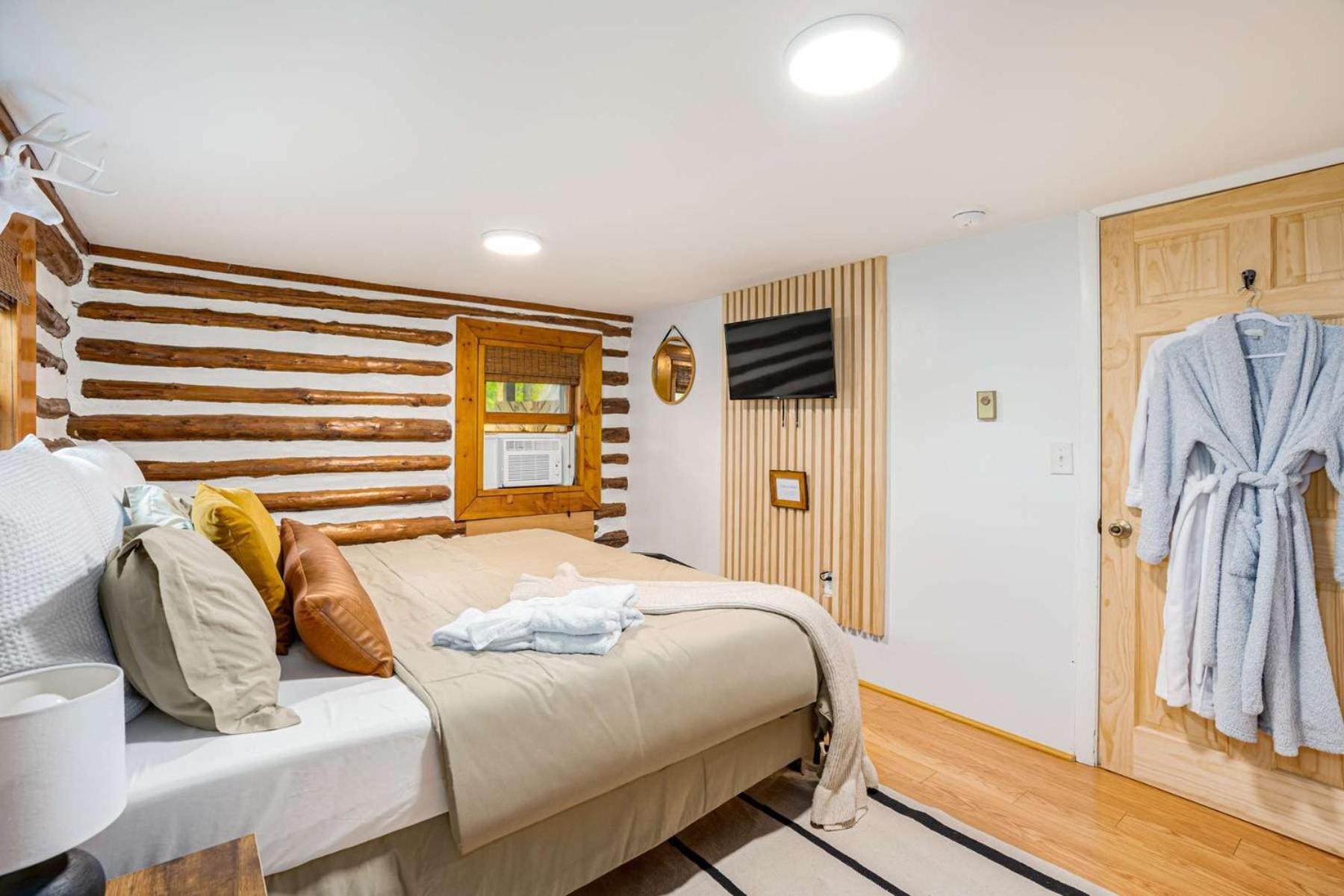 Modernized Log Cabin W Hot Tub Fire Pit & Views Berkeley Springs Kültér fotó